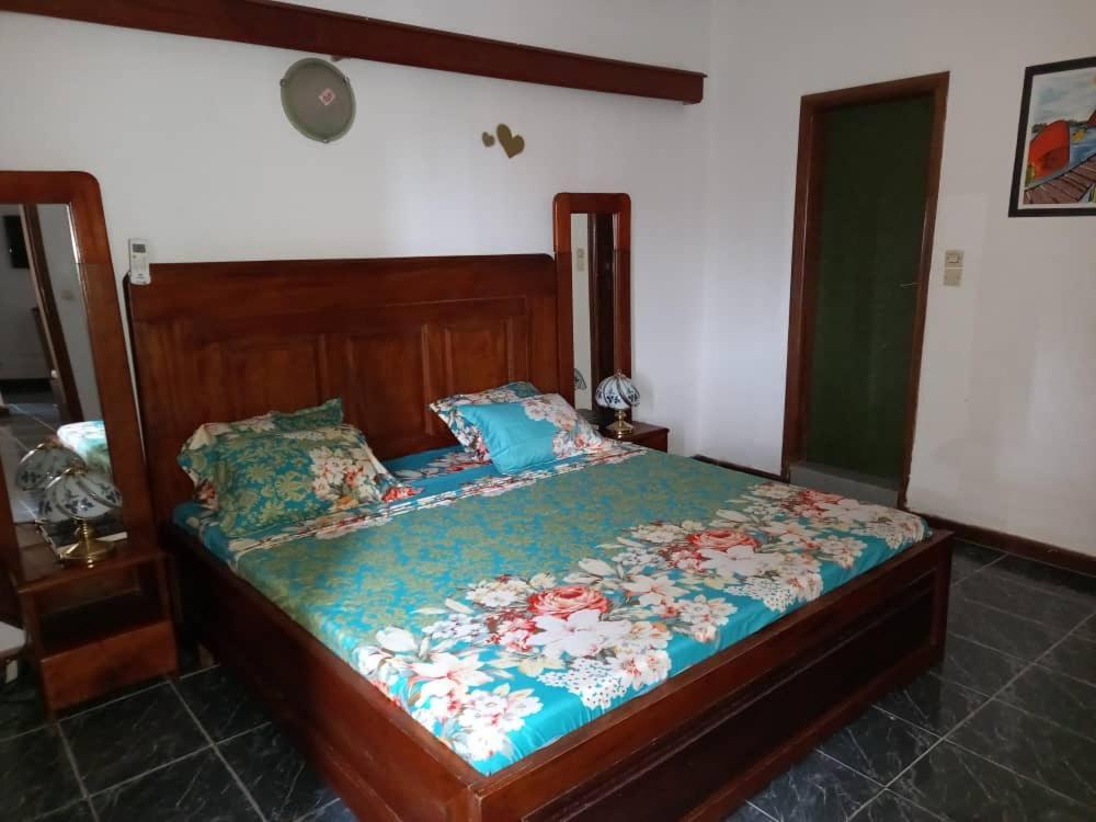 Résidence Hotel Georges Colette Yopougon Esterno foto