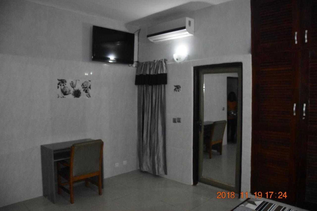 Résidence Hotel Georges Colette Yopougon Esterno foto